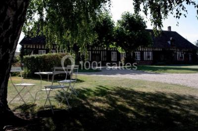 Miniature Location salle Amécourt (Eure) - Domaine du Patis #7 Chambre lumineuse avec poutres apparentes, lit double, table blanche, et vue sur un balcon avec verdure.