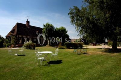Miniature Location salle Amécourt (Eure) - Domaine du Patis #8 Chambre lumineuse avec poutres apparentes, lit double, table blanche, et vue sur un balcon avec verdure.