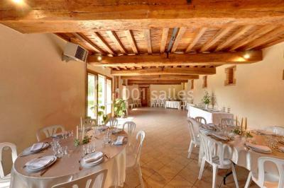 Miniature Location salle Amécourt (Eure) - Domaine du Patis #3 Chambre lumineuse avec poutres apparentes, lit double, table blanche, et vue sur un balcon avec verdure.