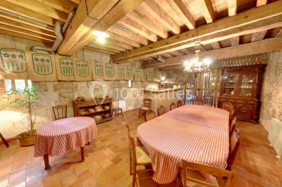 Miniature Location salle Amécourt (Eure) - Domaine du Patis #4 Chambre lumineuse avec poutres apparentes, lit double, table blanche, et vue sur un balcon avec verdure.