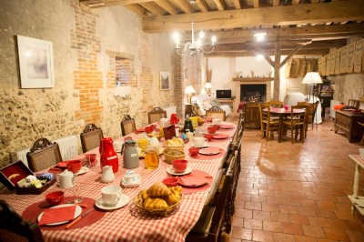 Miniature Location salle Amécourt (Eure) - Domaine du Patis #20 Chambre mansardée lumineuse avec lit simple, poutres apparentes, fenêtre, table de chevet et étagère en bois.