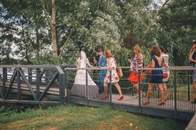 Miniature Location salle Blanquefort (Gironde) - Château Grattequina #6 Vue d'une salle de bain avec double vasque en bois et d'une chambre lumineuse avec parquet et grandes fenêtres.
