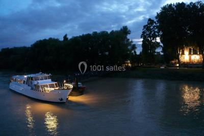 Miniature Location salle Blanquefort (Gironde) - Château Grattequina #7 Vue d'une salle de bain avec double vasque en bois et d'une chambre lumineuse avec parquet et grandes fenêtres.