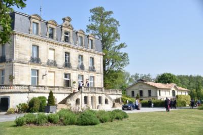 Miniature Location salle Blanquefort (Gironde) - Château Grattequina #16 Vue d'une salle de bain avec double vasque en bois et d'une chambre lumineuse avec parquet et grandes fenêtres.