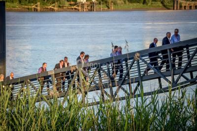 Miniature Location salle Blanquefort (Gironde) - Château Grattequina #5 Vue d'une salle de bain avec double vasque en bois et d'une chambre lumineuse avec parquet et grandes fenêtres.