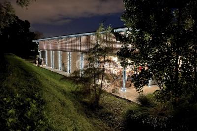 Miniature Location salle Blanquefort (Gironde) - Château Grattequina #18 Vue d'une salle de bain avec double vasque en bois et d'une chambre lumineuse avec parquet et grandes fenêtres.