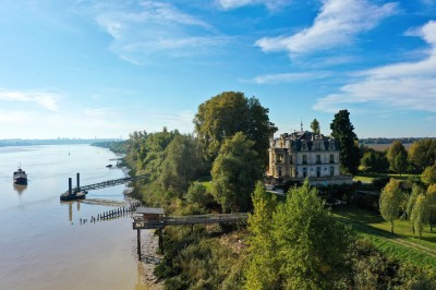 Miniature Location salle Blanquefort (Gironde) - Château Grattequina #12 Salle de réception décorée avec des tables rondes, nappes blanches, chandeliers et arrangements floraux élégants.