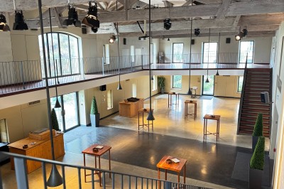 Miniature Location salle Blanquefort (Gironde) - Château Grattequina #8 Salle de réception décorée avec des tables rondes, nappes blanches, chandeliers et arrangements floraux élégants.