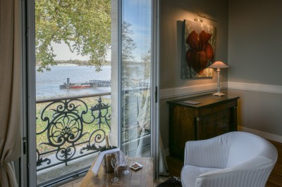 Miniature Location salle Blanquefort (Gironde) - Château Grattequina #20 Salle de réception décorée avec des tables rondes, nappes blanches, chandeliers et arrangements floraux élégants.