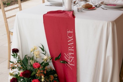 Miniature Location salle Blanquefort (Gironde) - Château Grattequina #11 Salle de réception décorée avec des tables rondes, nappes blanches, chandeliers et arrangements floraux élégants.