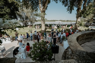 Miniature Location salle Blanquefort (Gironde) - Château Grattequina #5 Salle de réception décorée avec des tables rondes, nappes blanches, chandeliers et arrangements floraux élégants.