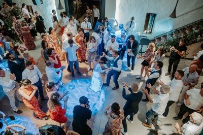 Miniature Location salle Blanquefort (Gironde) - Château Grattequina #21 Salle de réception décorée avec des tables rondes, nappes blanches, chandeliers et arrangements floraux élégants.