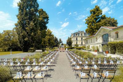 Miniature Cérémonie laïque - Terrasse pavillon Vue d'une salle de bain avec double vasque en bois et d'une chambre lumineuse avec parquet et grandes fenêtres.
