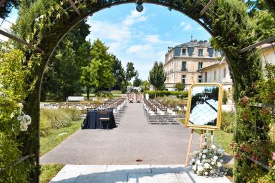 Miniature Cérémonie laïque - Terrasse pavillon Vue d'une salle de bain avec double vasque en bois et d'une chambre lumineuse avec parquet et grandes fenêtres.