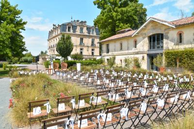 Miniature Cérémonie laïque - Terrasse pavillon Vue d'une salle de bain avec double vasque en bois et d'une chambre lumineuse avec parquet et grandes fenêtres.