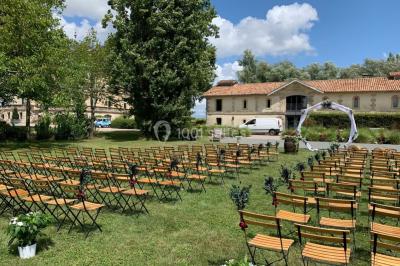 Miniature Cérémonie laïque - Terrasse pavillon Vue d'une salle de bain avec double vasque en bois et d'une chambre lumineuse avec parquet et grandes fenêtres.