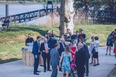 Miniature Cocktail - Terrasse Garonne Vue d'une salle de bain avec double vasque en bois et d'une chambre lumineuse avec parquet et grandes fenêtres.
