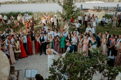 Miniature Cocktail - Terrasse Garonne Vue d'une salle de bain avec double vasque en bois et d'une chambre lumineuse avec parquet et grandes fenêtres.