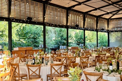 Miniature Halle dîner assis Salle de réception décorée avec des tables rondes, nappes blanches, chandeliers et arrangements floraux élégants.