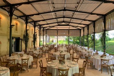 Miniature Halle - Dîner assis Vue d'une salle de bain avec double vasque en bois et d'une chambre lumineuse avec parquet et grandes fenêtres.