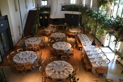 Miniature Pavillon - Dîner  Vue d'une salle de bain avec double vasque en bois et d'une chambre lumineuse avec parquet et grandes fenêtres.