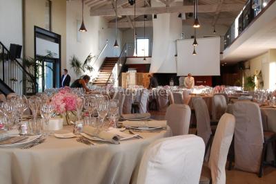 Miniature Pavillon - Dîner assis Vue d'une salle de bain avec double vasque en bois et d'une chambre lumineuse avec parquet et grandes fenêtres.