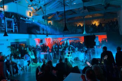 Miniature Pavillon - Dîner dansant Vue d'une salle de bain avec double vasque en bois et d'une chambre lumineuse avec parquet et grandes fenêtres.