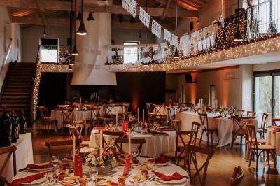 Miniature Pavillon Salle de réception décorée avec des tables rondes, nappes blanches, chandeliers et arrangements floraux élégants.