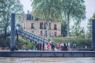 Miniature Ponton Grattequina Vue d'une salle de bain avec double vasque en bois et d'une chambre lumineuse avec parquet et grandes fenêtres.