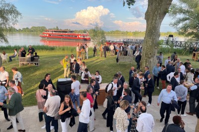 Miniature Terrasse Garonne arrivée par bateau Salle de réception décorée avec des tables rondes, nappes blanches, chandeliers et arrangements floraux élégants.