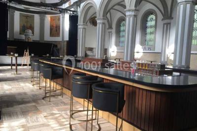 Ruines d'une abbaye gothique avec des arches et des fenêtres sans vitraux, entourées de végétation.