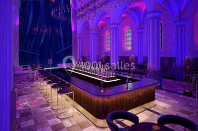 Ruines d'une abbaye gothique avec des arches et des fenêtres sans vitraux, entourées de végétation.