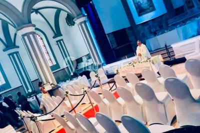 Ruines d'une abbaye gothique avec des arches et des fenêtres sans vitraux, entourées de végétation.