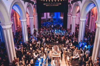 Ruines d'une abbaye gothique avec des arches et des fenêtres sans vitraux, entourées de végétation.