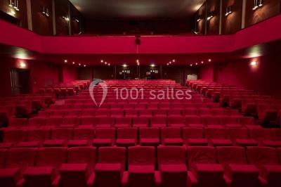 Miniature Location salle Dieppe (Seine-Maritime) - Grand Hôtel Casino de Dieppe #4 Chambre moderne avec lit double, bureau équipé, grande fenêtre avec vue sur les toits et éclairage suspendu.