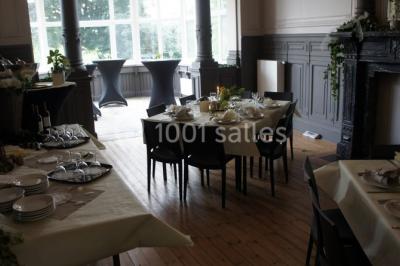 Miniature Location salle Farciennes (Hainaut) - Château Oxyjeunes #16 Grande maison en briques rouges avec deux tours, entourée de pelouse et de voitures garées devant.