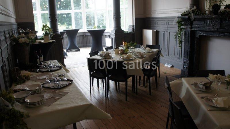 Location salle Farciennes (Hainaut) - Château Oxyjeunes #16 Salle lumineuse avec tables dressées pour un repas, décorée de plantes et baignée de lumière naturelle.