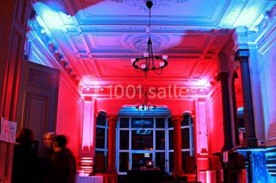 Miniature Location salle Farciennes (Hainaut) - Château Oxyjeunes #2 Grande maison en briques rouges avec deux tours, entourée de pelouse et de voitures garées devant.