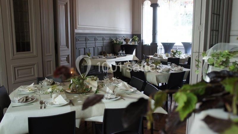 Location salle Farciennes (Hainaut) - Château Oxyjeunes #3 Salle de réception élégante avec tables dressées, nappes blanches, vaisselle raffinée et décoration végétale.