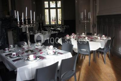 Miniature Location salle Farciennes (Hainaut) - Château Oxyjeunes #4 Grande maison en briques rouges avec deux tours, entourée de pelouse et de voitures garées devant.