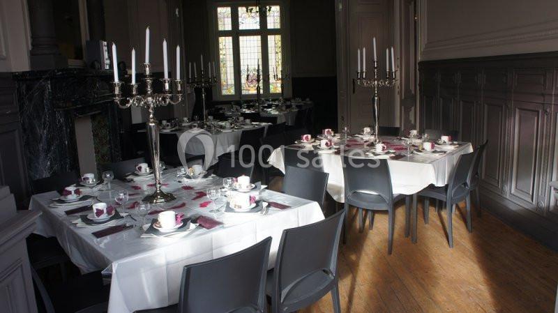 Location salle Farciennes (Hainaut) - Château Oxyjeunes #4 Salle de réception avec tables dressées, nappes blanches, chandeliers et vaisselle pour un repas ou événement.
