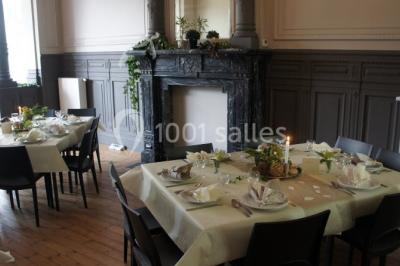 Miniature Location salle Farciennes (Hainaut) - Château Oxyjeunes #15 Grande maison en briques rouges avec deux tours, entourée de pelouse et de voitures garées devant.