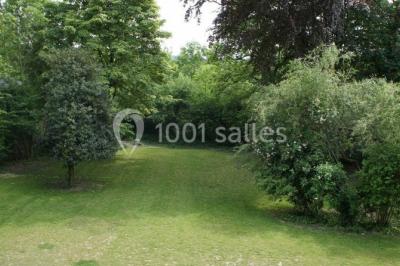 Miniature Location salle Farciennes (Hainaut) - Château Oxyjeunes #14 Grande maison en briques rouges avec deux tours, entourée de pelouse et de voitures garées devant.