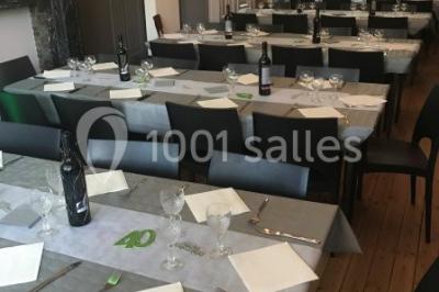 Miniature Location salle Farciennes (Hainaut) - Château Oxyjeunes #17 Grande maison en briques rouges avec deux tours, entourée de pelouse et de voitures garées devant.