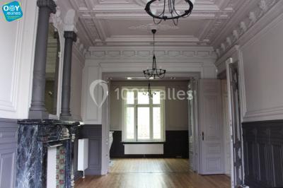 Miniature Location salle Farciennes (Hainaut) - Château Oxyjeunes #9 Grande maison en briques rouges avec deux tours, entourée de pelouse et de voitures garées devant.