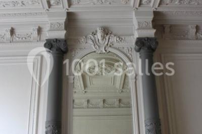 Miniature Location salle Farciennes (Hainaut) - Château Oxyjeunes #8 Grande maison en briques rouges avec deux tours, entourée de pelouse et de voitures garées devant.