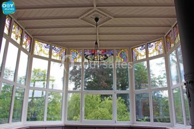 Miniature Location salle Farciennes (Hainaut) - Château Oxyjeunes #6 Grande maison en briques rouges avec deux tours, entourée de pelouse et de voitures garées devant.