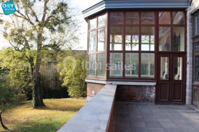 Miniature Location salle Farciennes (Hainaut) - Château Oxyjeunes #12 Grande maison en briques rouges avec deux tours, entourée de pelouse et de voitures garées devant.