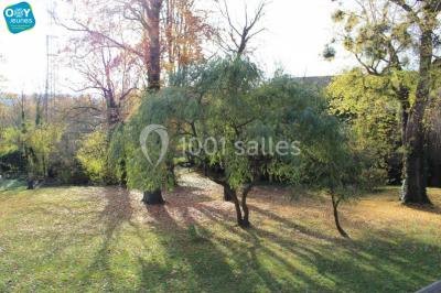 Miniature Location salle Farciennes (Hainaut) - Château Oxyjeunes #13 Grande maison en briques rouges avec deux tours, entourée de pelouse et de voitures garées devant.