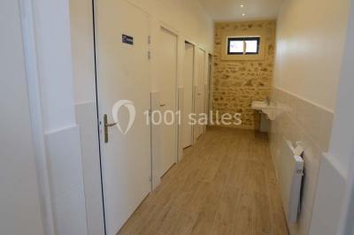 Miniature Location salle Limours (Essonne) - Domaine du Golf #21 Vue aérienne d'un jardin arboré avec des allées herbeuses, entouré de champs et de quelques bâtiments résidentiels.